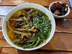 酸菜肉丝米线-越洋肖氏老米线(杨家坪店)