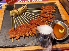 -何师烧烤·小龙虾·江湖川菜·精酿啤酒(中铁西城店)