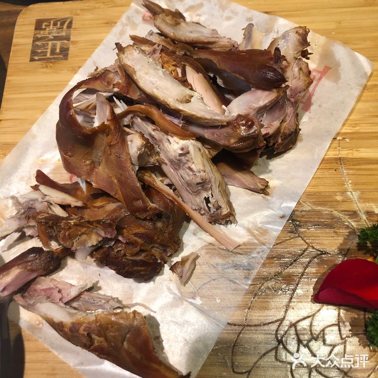 我们四个人点了一桌子菜，事实证明烧鸽子的菜量可以