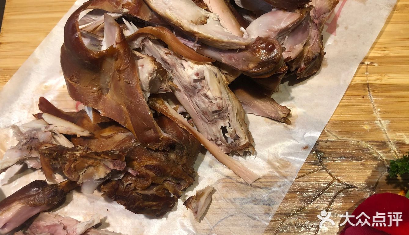 我们四个人点了一桌子菜，事实证明烧鸽子的菜量可以