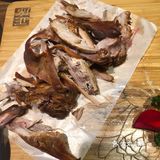 我们四个人点了一桌子菜，事实证明烧鸽子的菜量可以