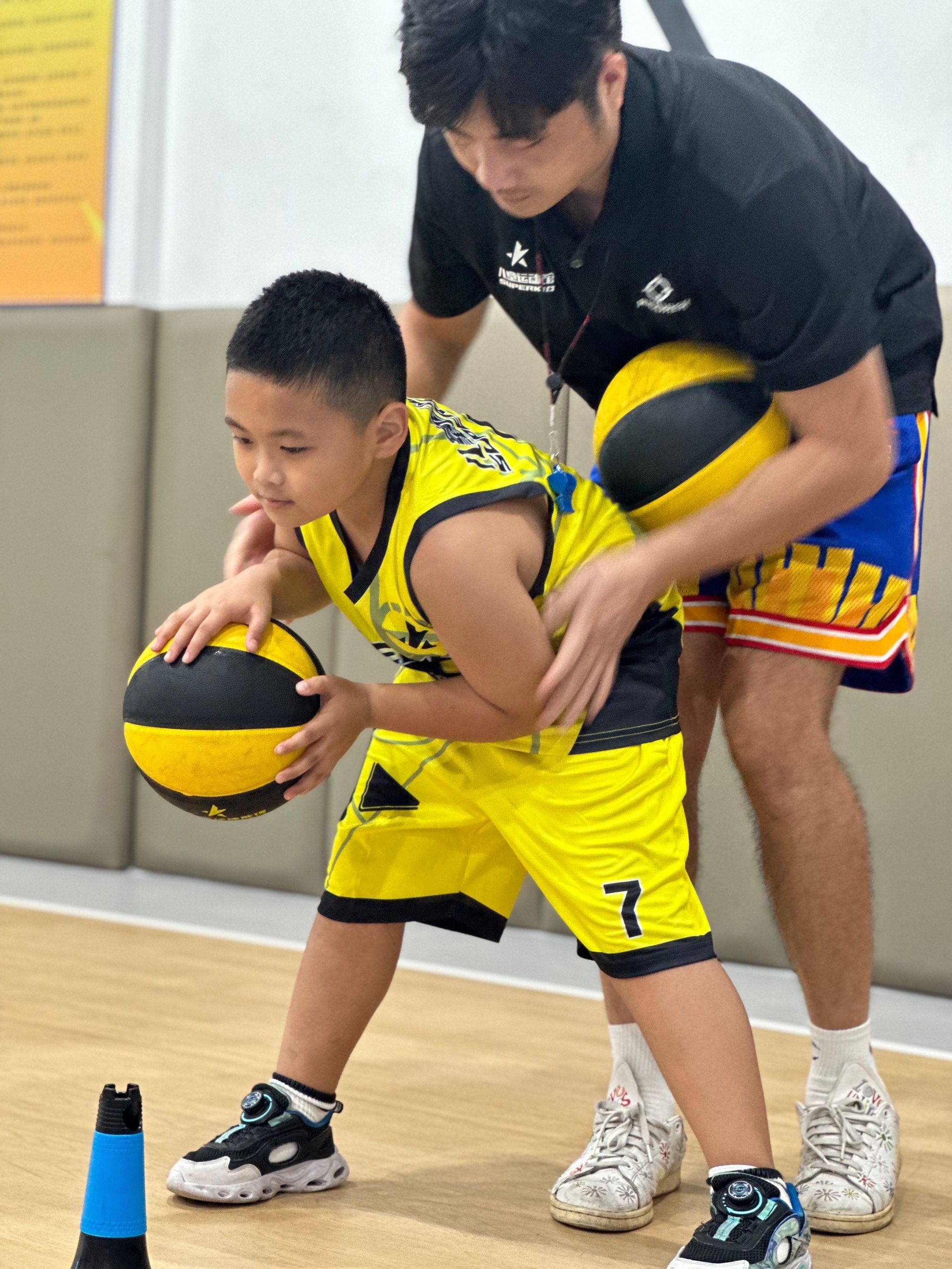 推荐我来superkid少儿运动馆体验下篮球🏀一方面儿子