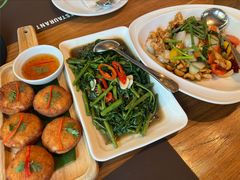 -Chom Cafe and Restaurant