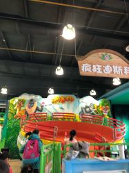 -维佳童话镇演出现场(徐东店)