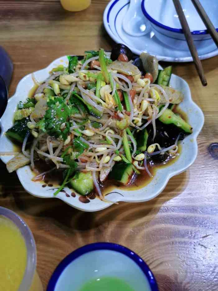 小蛮子纸包鱼(电子四路店"菜量很足,我们两个人还没吃完,三个人的话