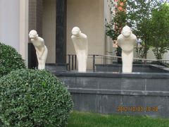 温泉馆门口的现代雕塑-月亮河温泉度假酒店