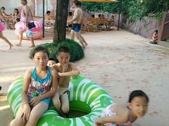 好像拍的都是只有人物照-热带风暴水上乐园