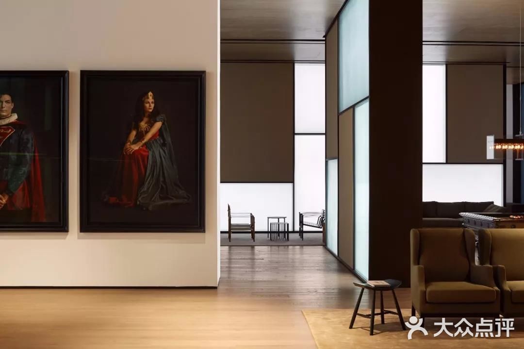 Roomers Hotel建筑外观采用简洁的黑白灰格调