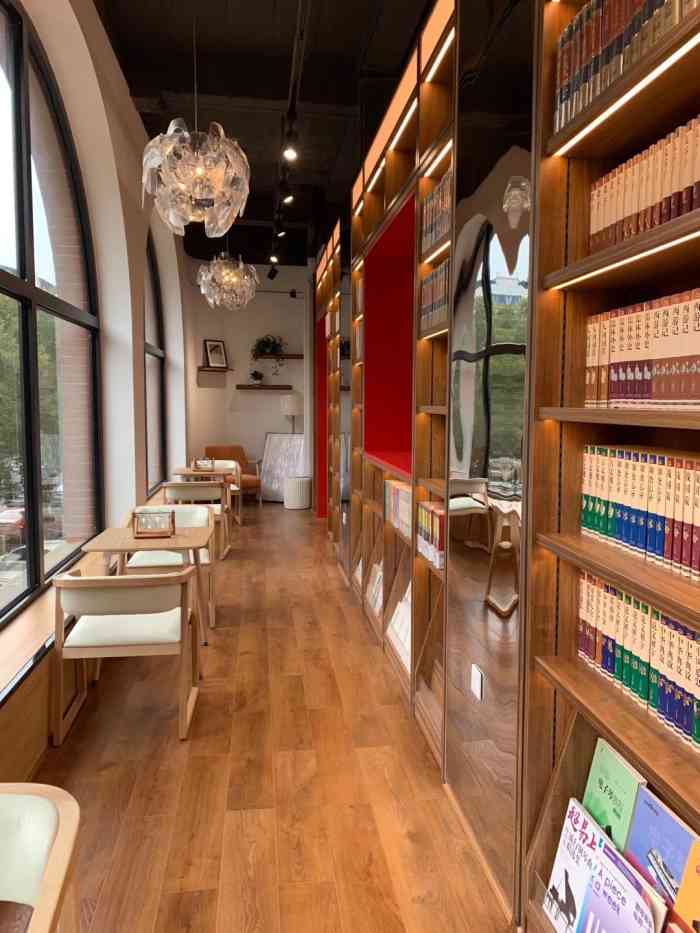 文汇书店(西正街店)-"爱读书爱学习的孩子最可爱,冒着风雨来文汇.