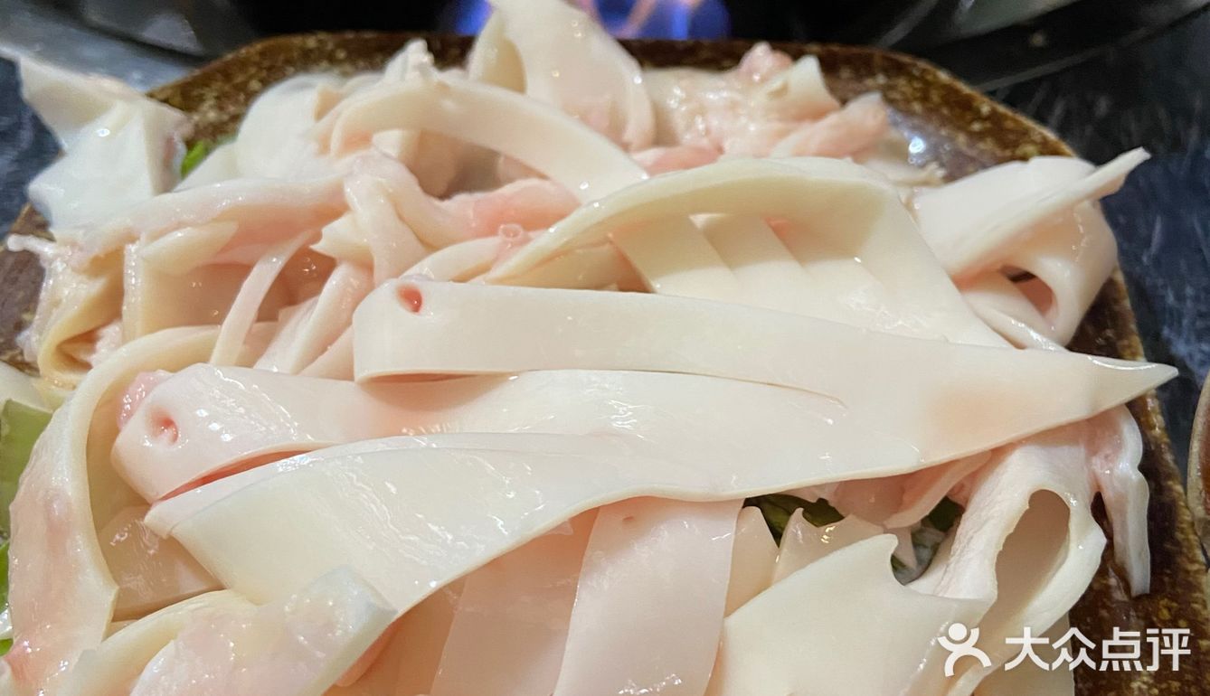 吃一顿正宗重庆火锅，醇厚的牛油锅底加上新鲜食材，真是爽歪歪。