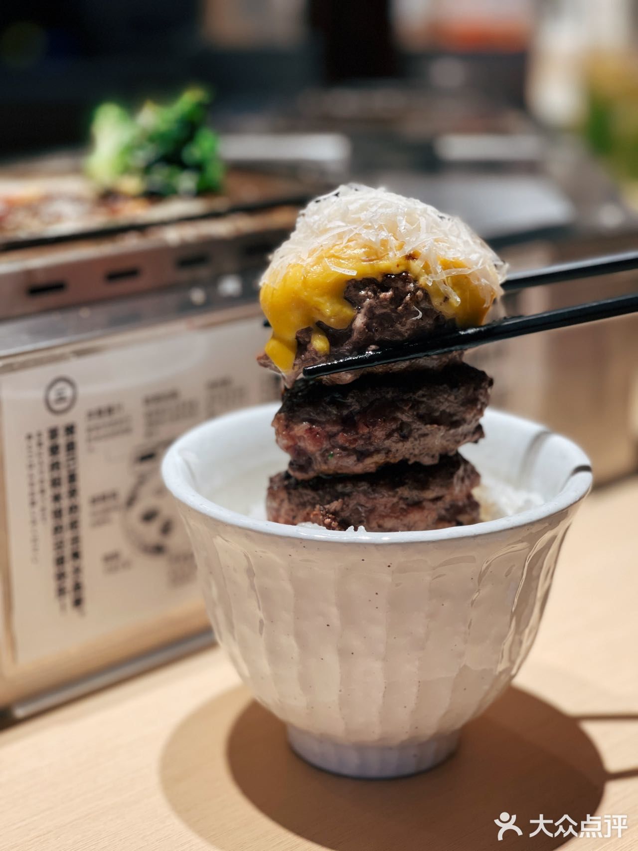 不用出国门，也能get日本网红牛肉汉堡啦！