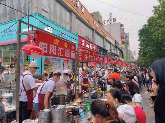 咸阳汇通面(百脑汇美食城店"人不要太多,夏天来这里和朋友100元吃的