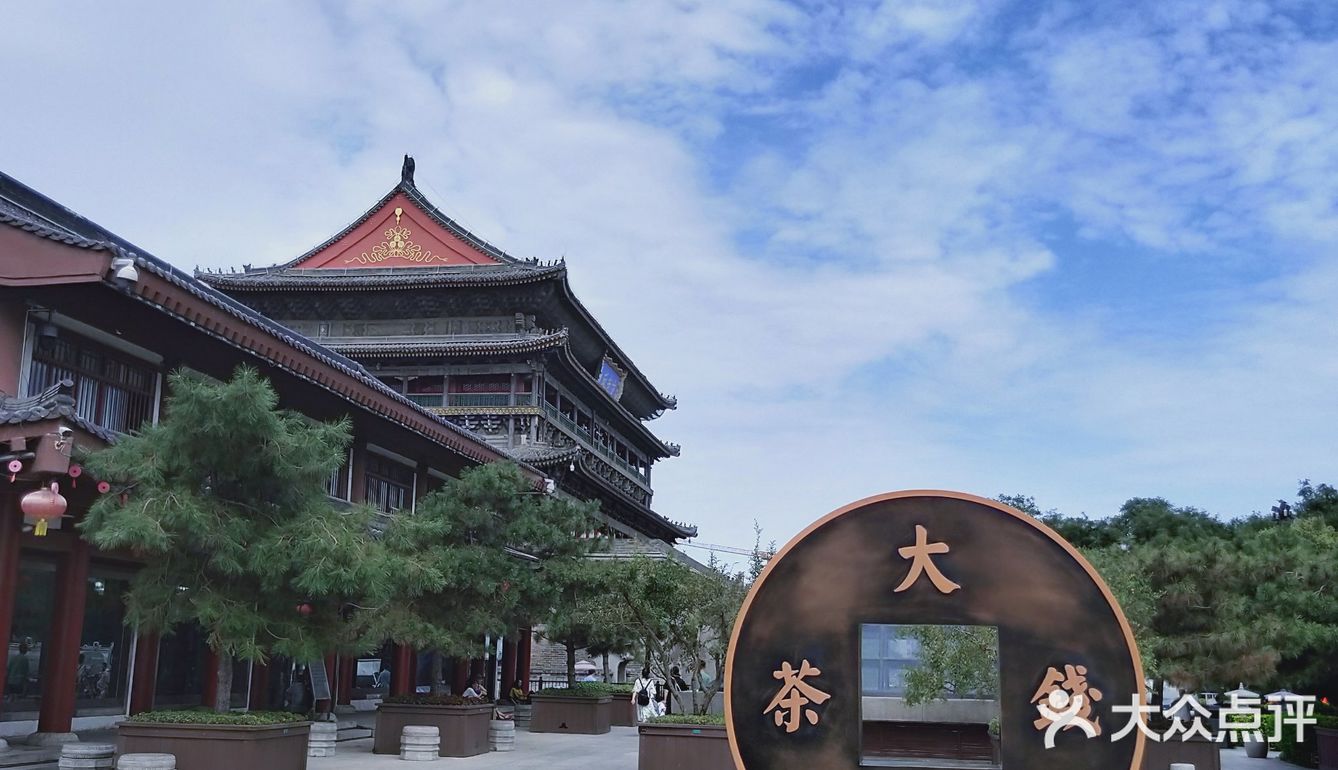 可以在钟鼓楼广场的石凳上歇歇脚，感受西安的魅力所在