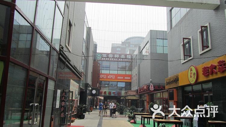 畅春园·食街停车场