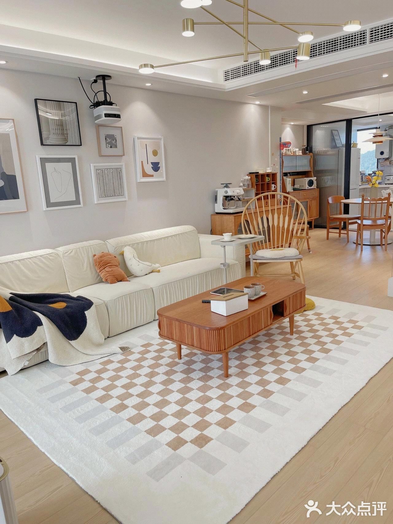 秋天的原木风客厅️暖暖的真好看！