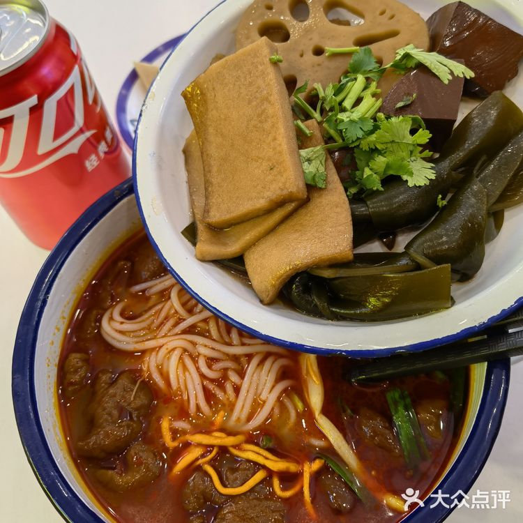 麻辣肥肠米线：成都街头的味蕾狂欢