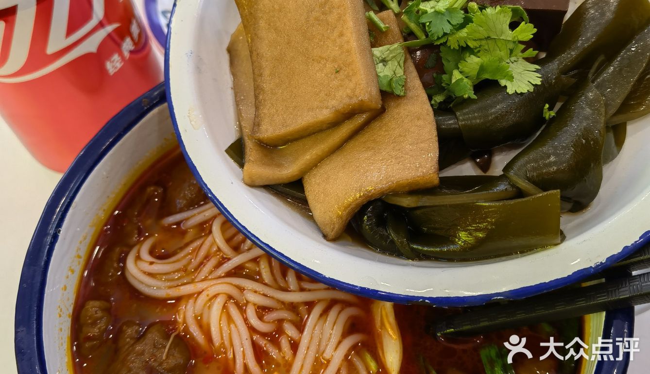麻辣肥肠米线：成都街头的味蕾狂欢