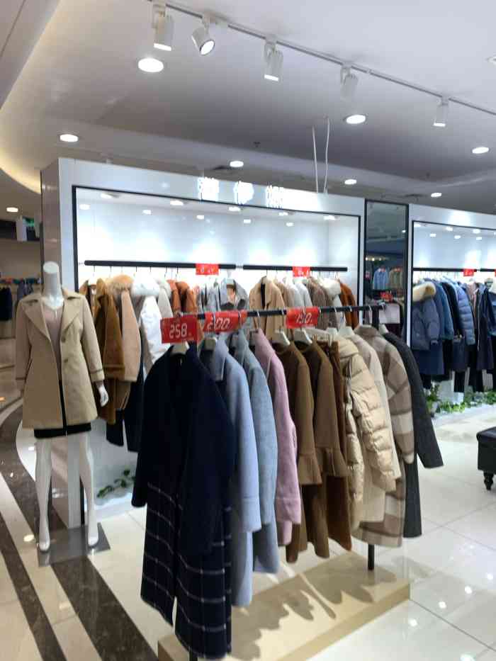 蕾伊娜这个女装服饰品牌在苏州多个大型商场都设有专柜.