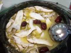 石锅松茸鸡-南渝食府.墨脱石锅松茸鸡