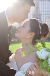 -现代经典婚纱摄影