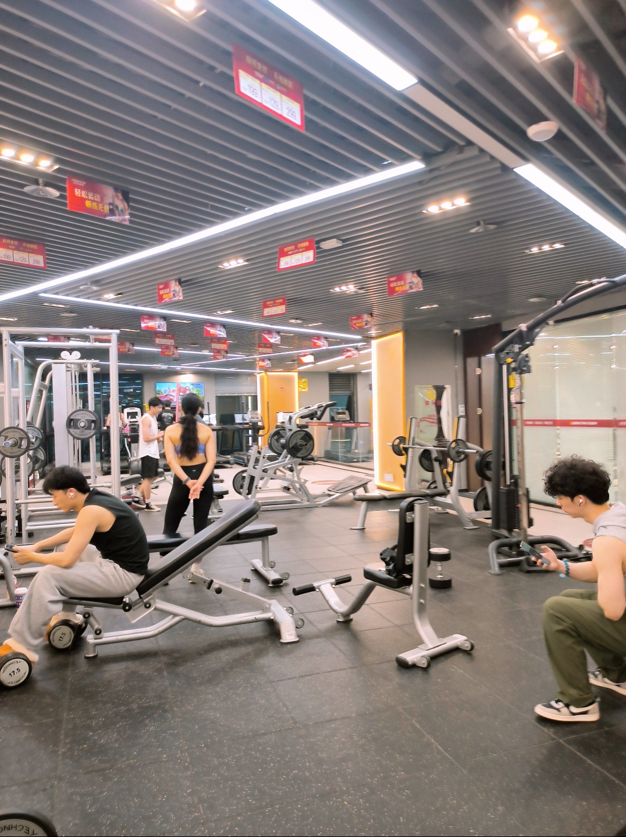 练胸练腿练背等等,各种器械足够用
🥈空间还可以,有无氧运动区