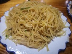 -粘豆包柴火铁锅炖