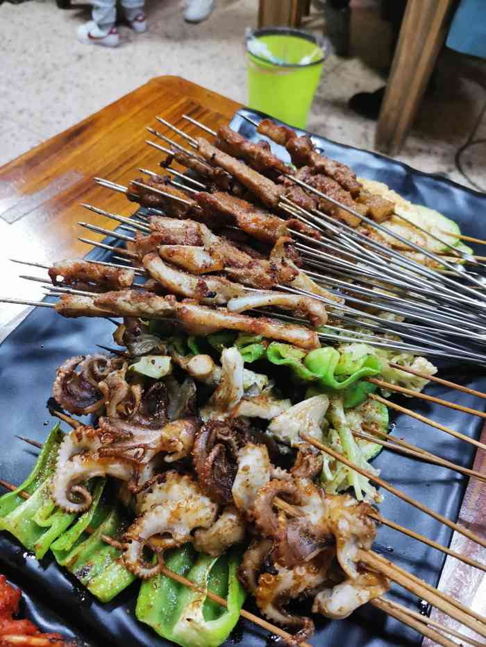 胖姐烧烤-"[薄荷]环境:就在普通的小吃街上,里面桌."-大众点评移动版