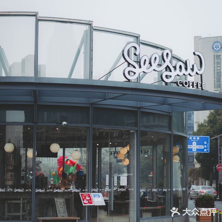 杭州西湖边开了家全玻璃的咖啡馆！