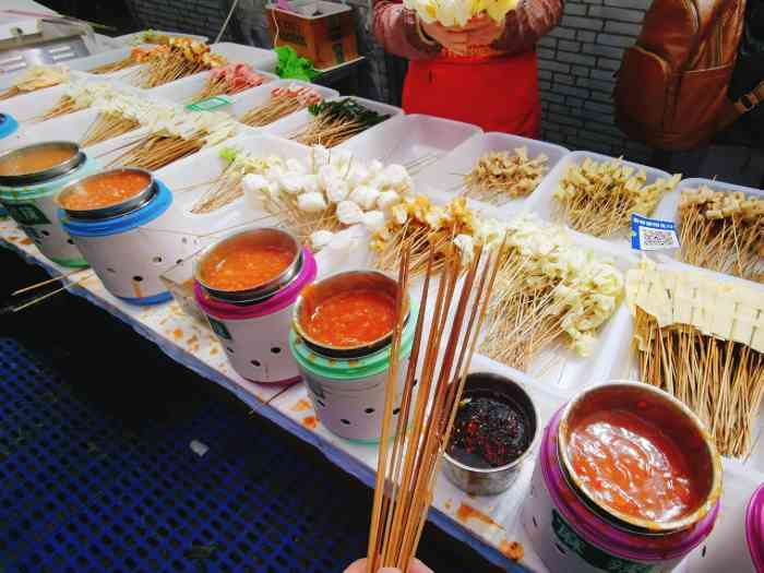 正宗义井过道沾串-"很火,店里人多,点的外卖,蒜蓉辣,孜然酱.