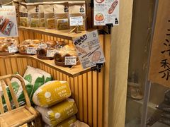 面包甜点陈列柜-天井·丑面包搭咖啡