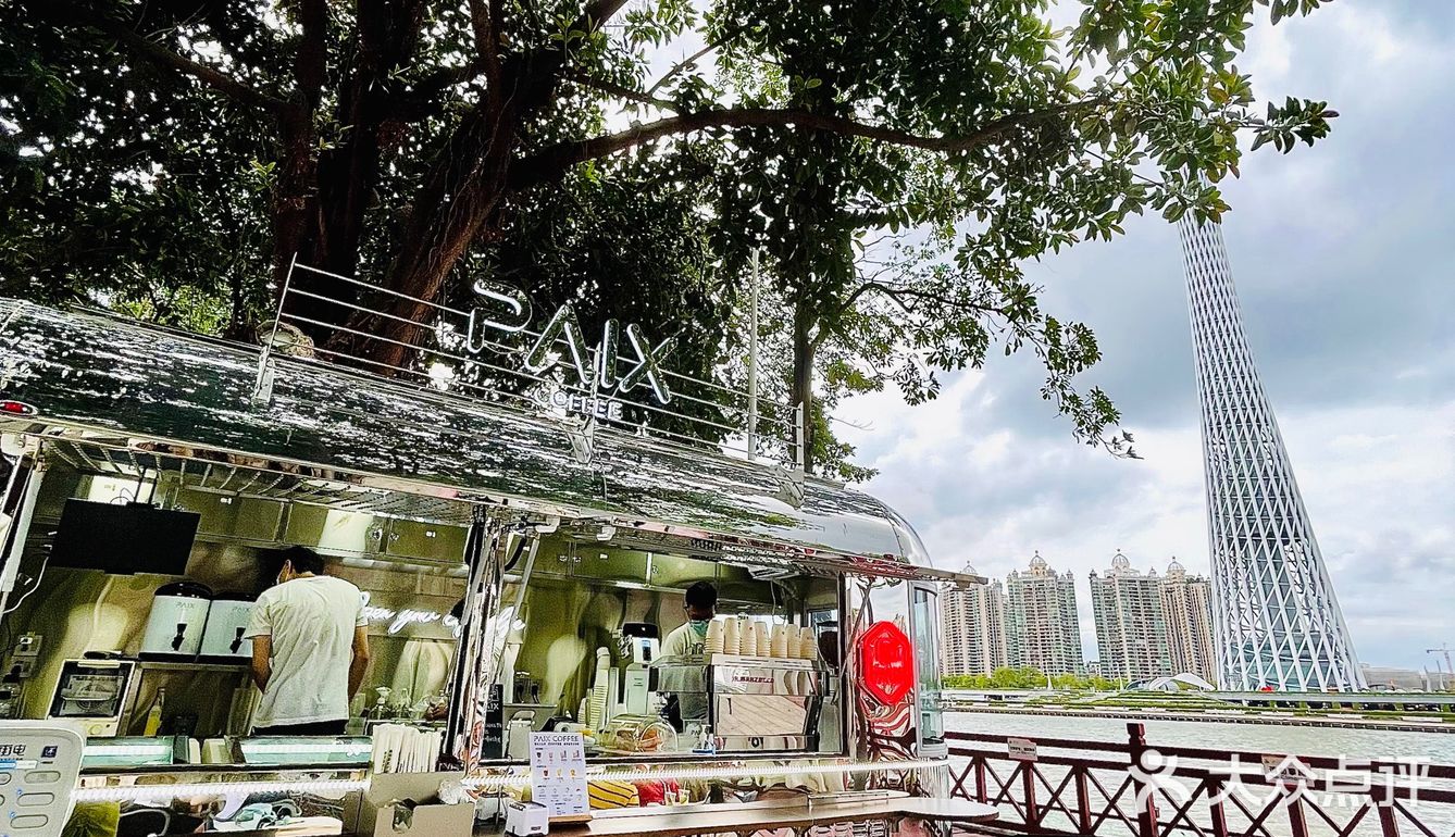 海心桥边的小银车☕️看着小蛮腰吹江风drink咖啡