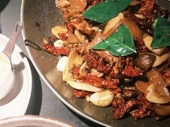 皱皮椒炒牛肝菌-Ameigo梅果·云贵川bistro(长宁来福士店)