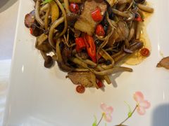 茶树菇炒腊肉-峨嵋酒家(地安门店)