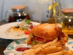 牛油果軟殼蟹漢堡配薯條-layback cafe & bar