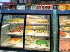 面包甜点陈列柜-嗨吃围炉海鲜烤肉自助(保利广场店)
