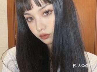 相对空气刘海和法式刘海会厚重一点点,这样的厚重感不会