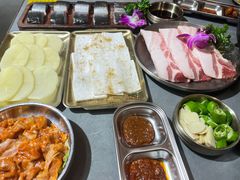 -围炉肉舍•炭烤活鳗•丹东海鲜烤肉(步行街店)