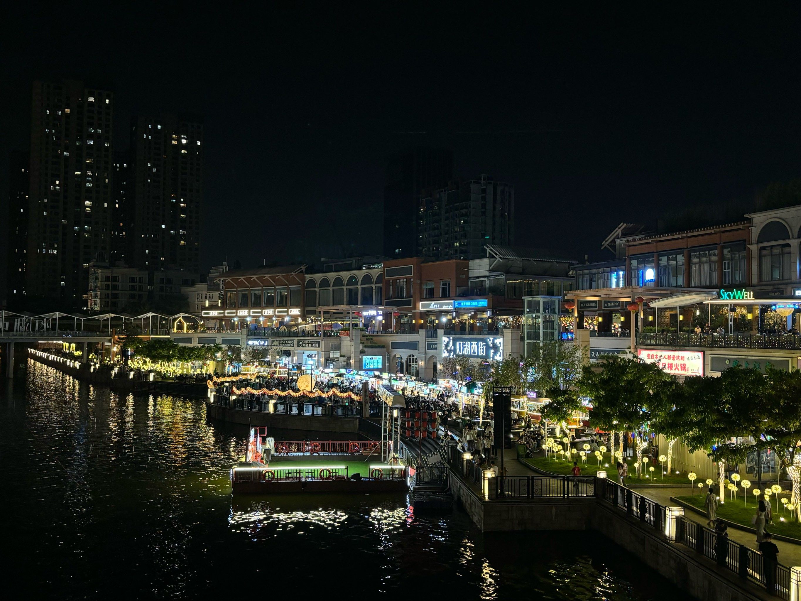 漫步在夜景中～千灯湖