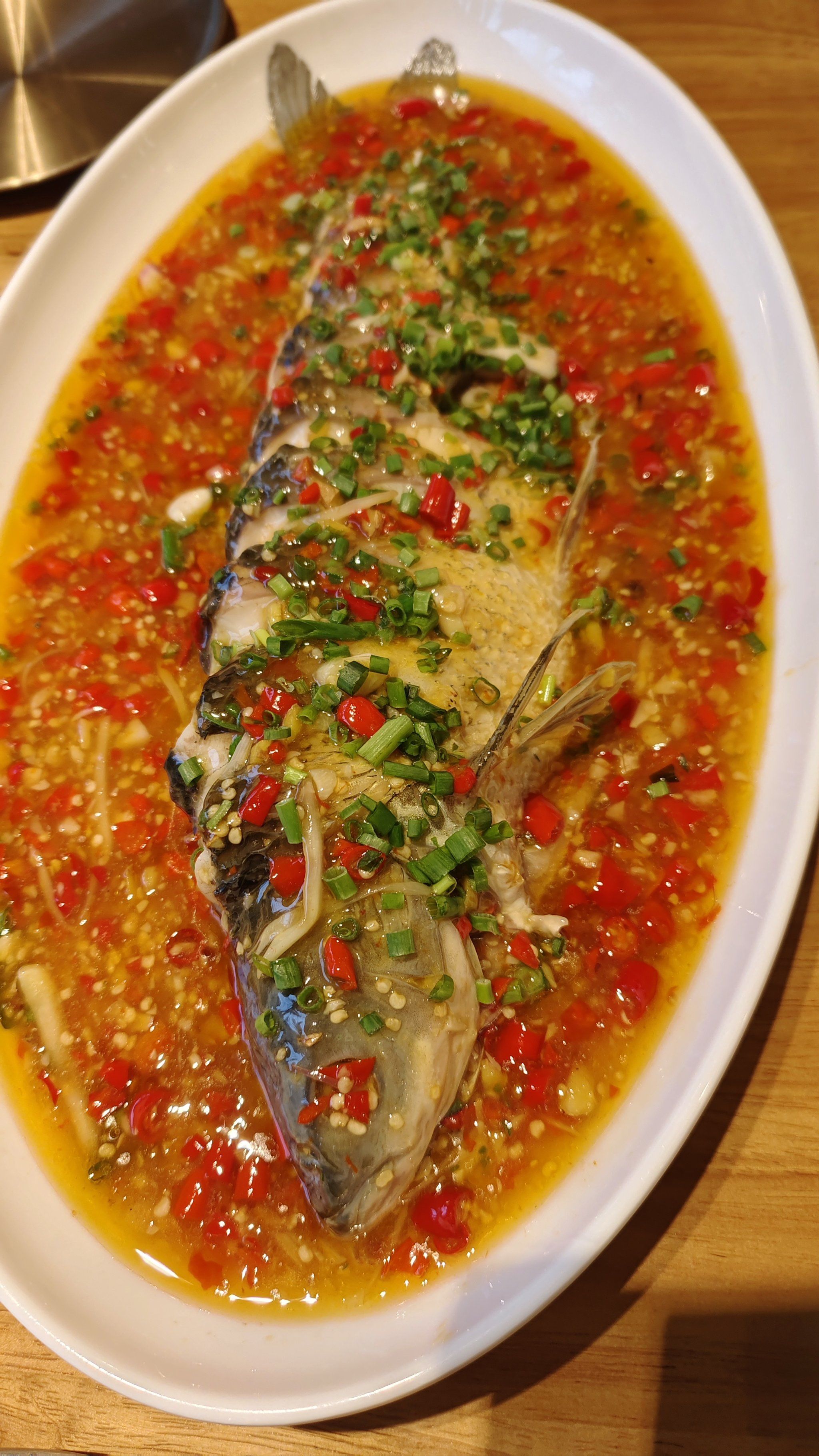 跳水鱼以其肉质细嫩,味道鲜美著称,鱼肉在特制调料的浸润下,仿佛在