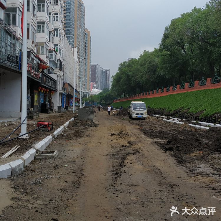 冒雨去探查鱼市搬迁进度