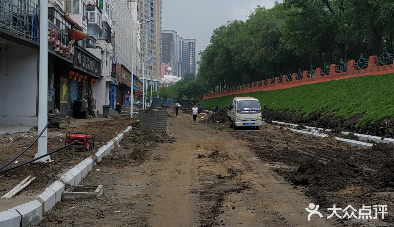 冒雨去探查鱼市搬迁进度