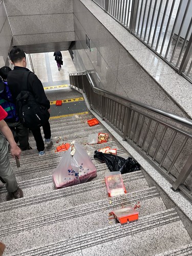 不知道今天地铁员工的晚饭怎么办……