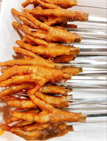 在文旅城，居民楼下的新串串店开业薅羊毛