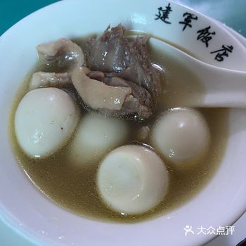 当地朋友带我们过来的 因为不吃辣 所以要了杂锅汤