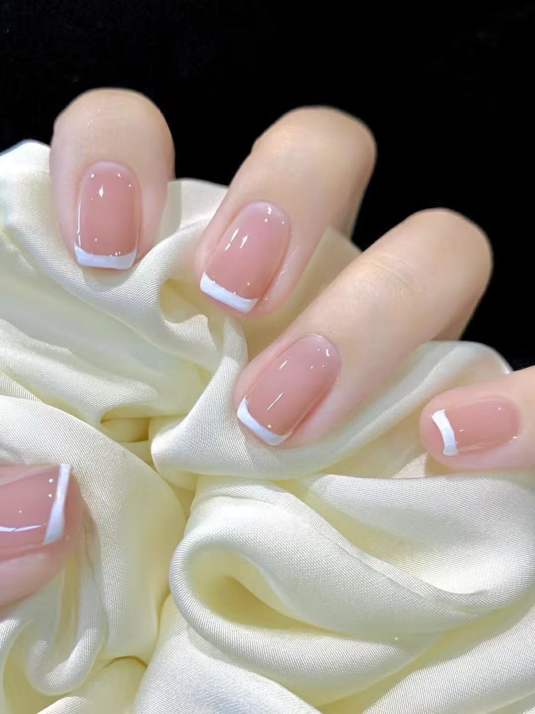 无法拒绝的法式美甲💓
单涂裸粉色太