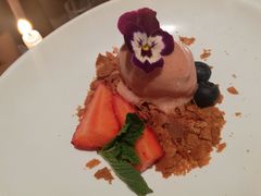 甜点：液氮草莓嘉比多甜白冰淇淋配巧克力薄脆-Tomato&Pepper法餐厅