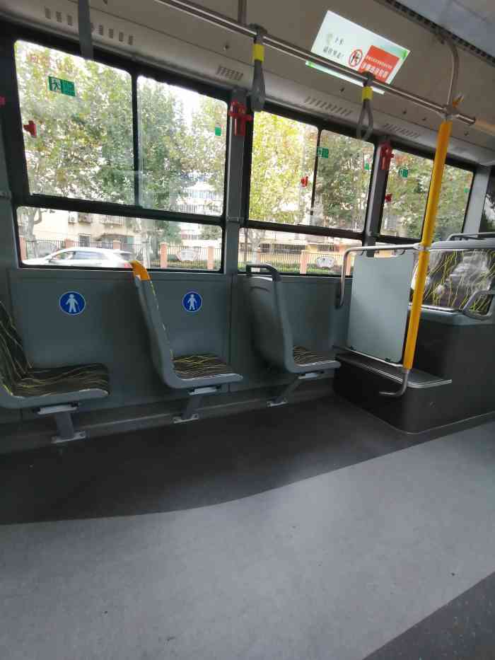 公交车(962路)-"现在车子越来越多,出门在外的人也越来越多.