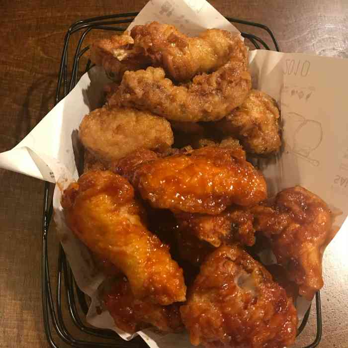 校村炸鸡(莲洞店)-"这个校村炸鸡就在住的酒店旁边,貌似也比较.