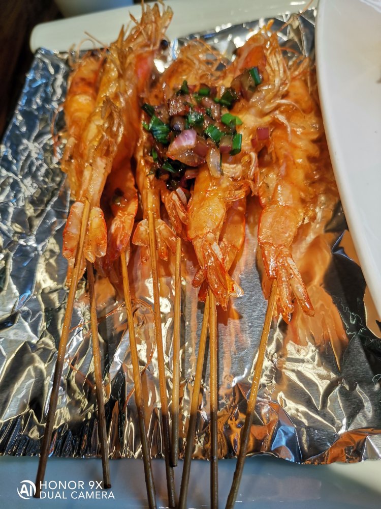 盐焗虾,炸得特别酥脆,串了芊芊比较好拿,就是有时候取不下来.
