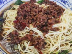 特色炸酱面-渝之汇牛肉豌杂面